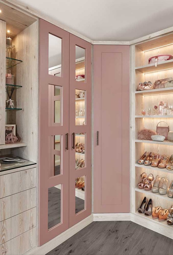 Closet com sapateira de madeira e porta rosa