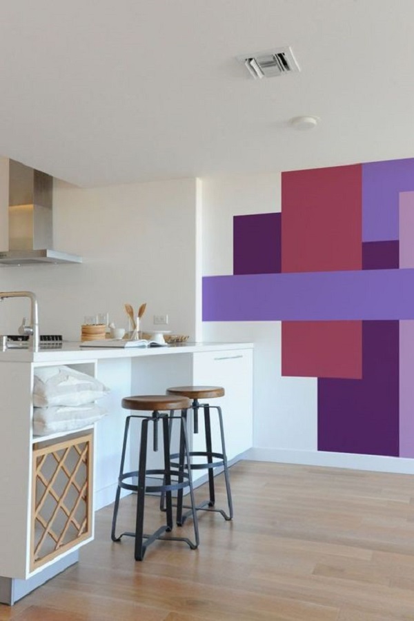 Cozinha com parede roxa geometrica