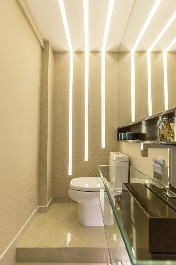 Decoração de banheiro cor areia com iluminação de led embutida