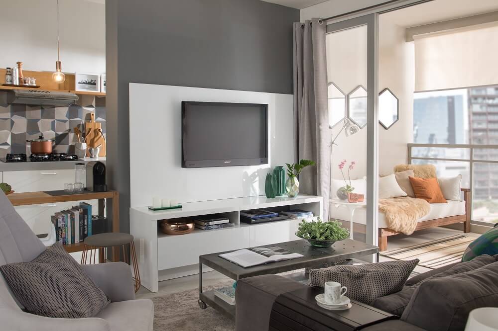 O painel de TV tradicional ajuda na organização da sala de estar