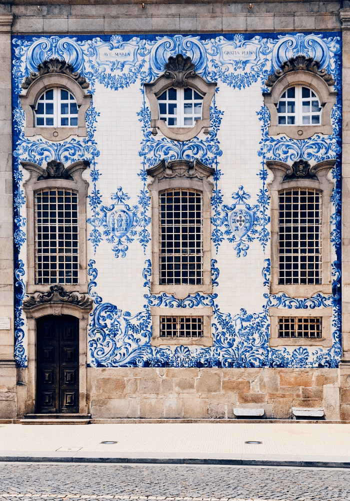 O azulejo português é muito conhecido pelas suas cores azuis e brancas