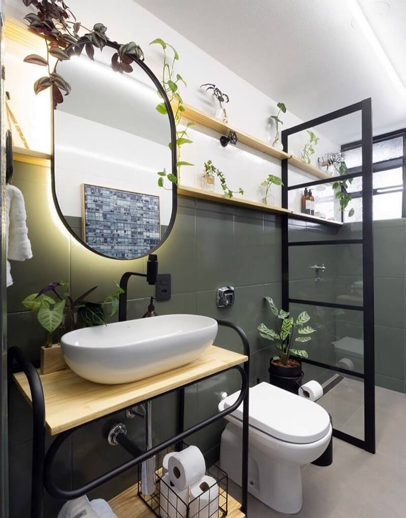 Os vasos de plantas trazem um charme especial para o banheiro estilo industrial