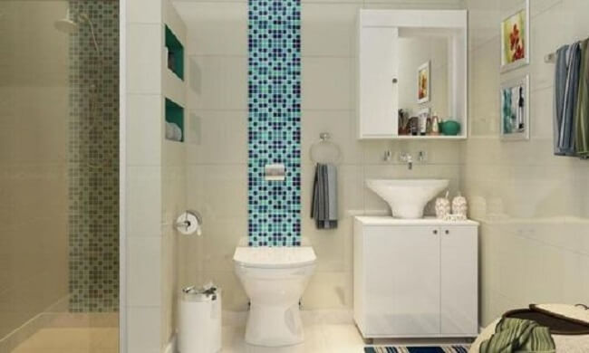 A faixa decorativa para banheiro azul destaca a louça sanitária