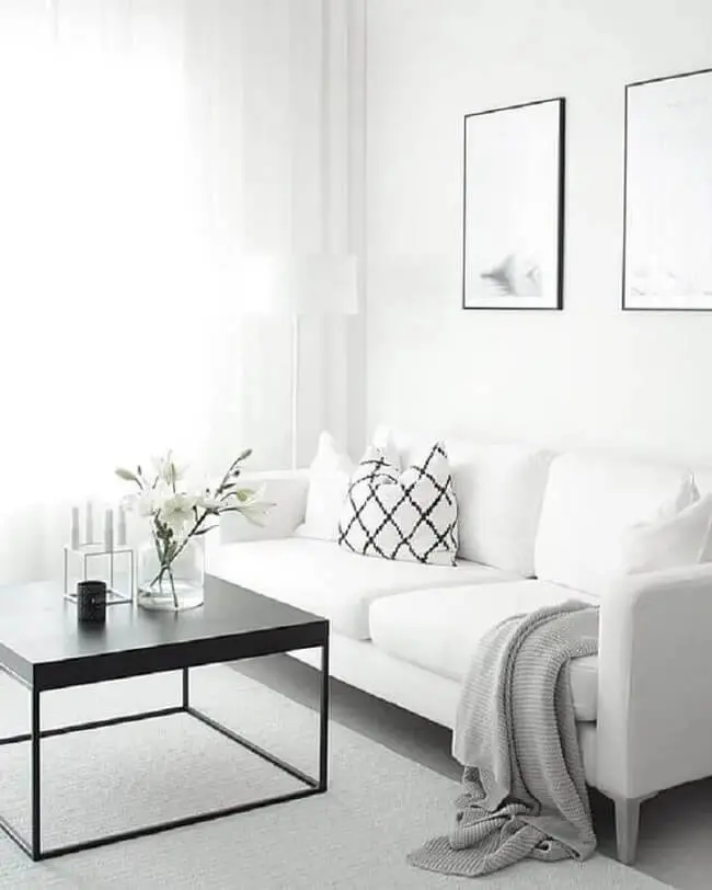 A manta cinza aquece aqueles que usam o sofá estilo minimalista