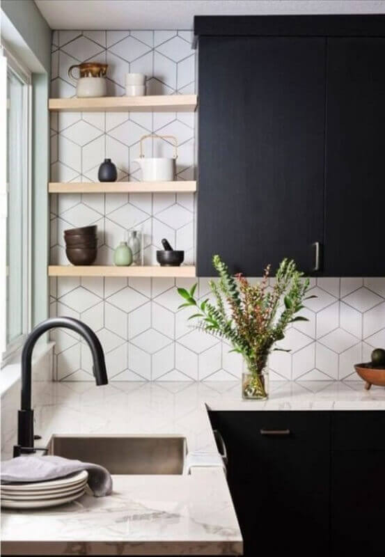 Armário planejado preto para decoração de cozinha com prateleira suspensa Foto Liven Casa