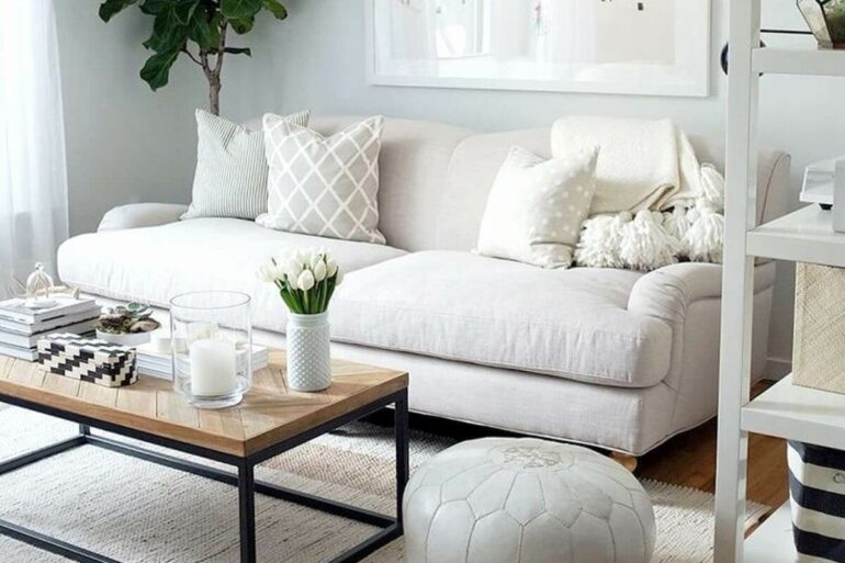 As almofadas trazem conforto para quem usa o sofá minimalista