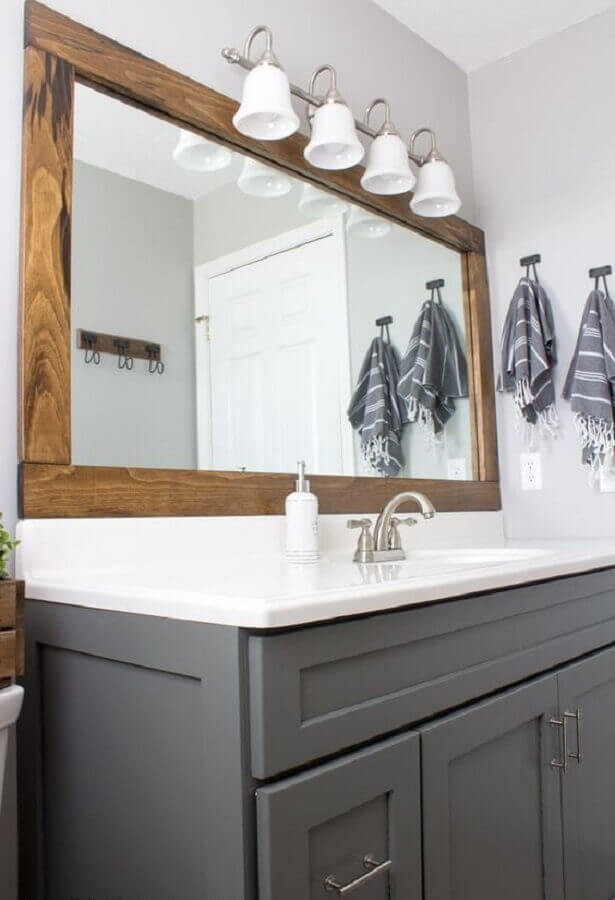 Banheiro cinza e branco decorado com espelho com moldura de madeira Foto Centsible Chateau