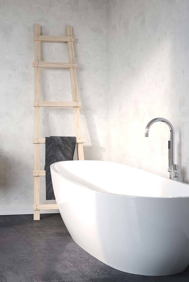 Banheiro com banheira de imersão e cimento queimado branco parede