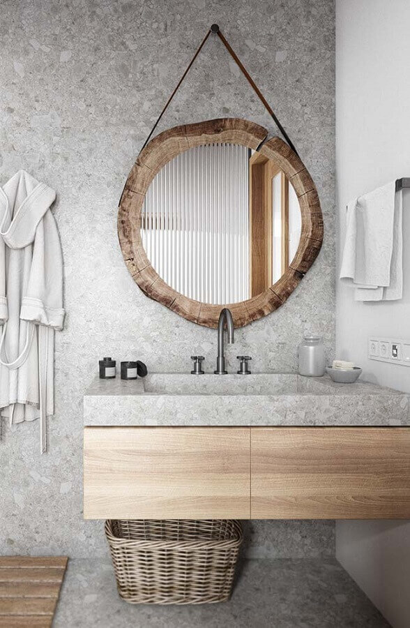Banheiro moderno decorado com espelho redondo com moldura de madeira rústica 