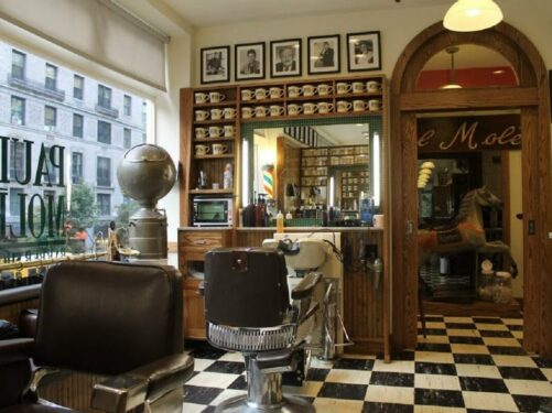 Decoração de barbearia retro com piso xadrez. Fonte - Arte Decore