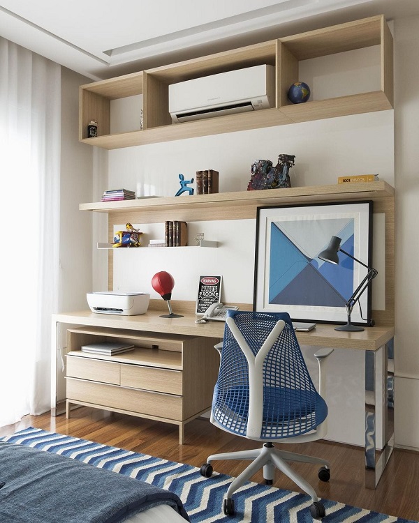 Cadeira ergonômica azul para home office com armário pequeno