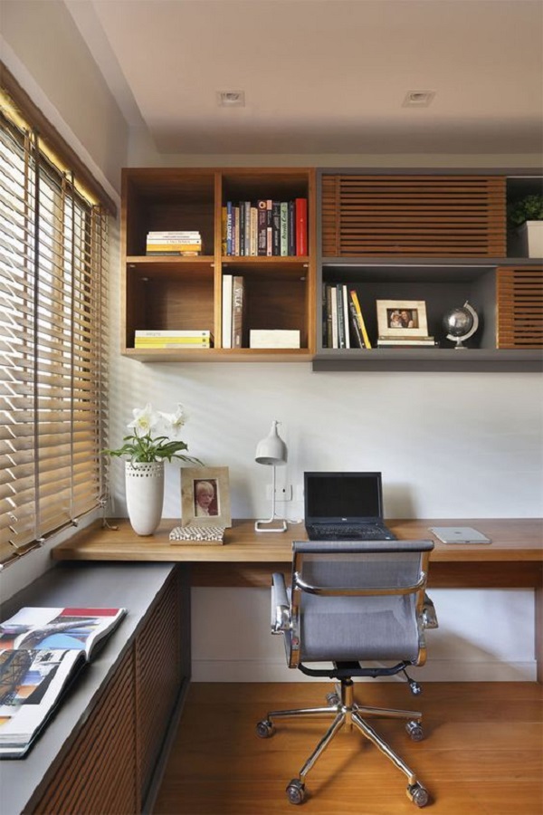 Cadeira ergonômica cinza para home office com armário pequeno de parede