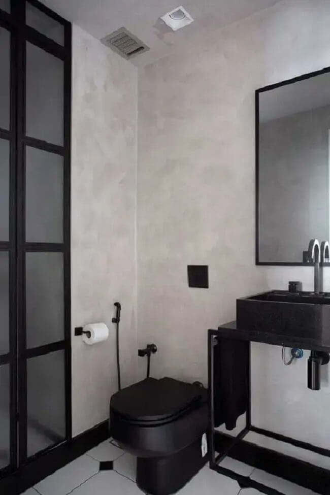 Cimento queimado branco e elementos em preto decoram o banheiro