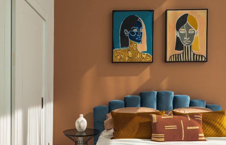 Com certeza, a parede marrom combinada com a cor azul traz muito mais estilo ao cômodo
