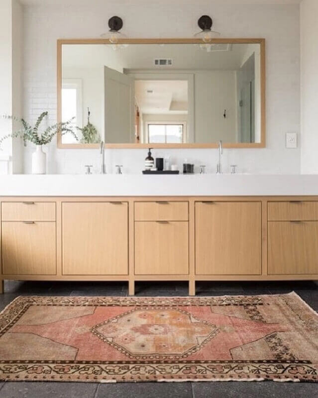 Cores claras para decoração com espelho para banheiro com moldura de madeira Foto Megan Bachmann
