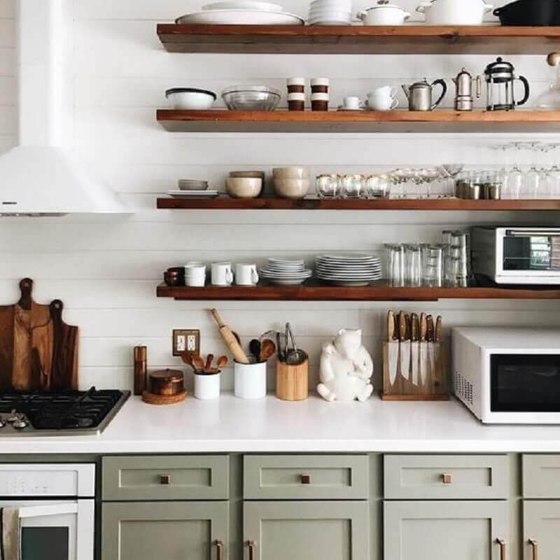 Cores claras para decoração de cozinha com prateleira suspensa de madeira 