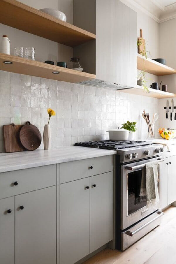 Cores claras para decoração de cozinha planejada com prateleiras de madeira Foto Naked Kitchens