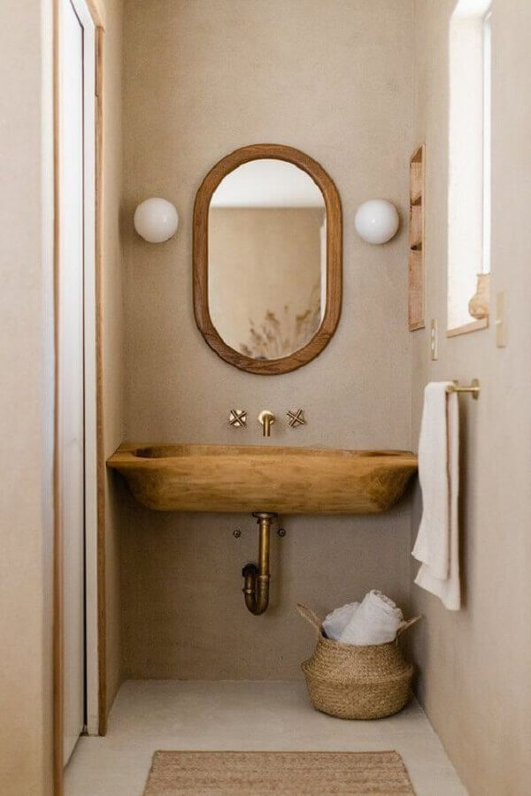 Cores neutras para decoração com espelho para banheiro com moldura de madeira arredondada Foto Casa Très Chica