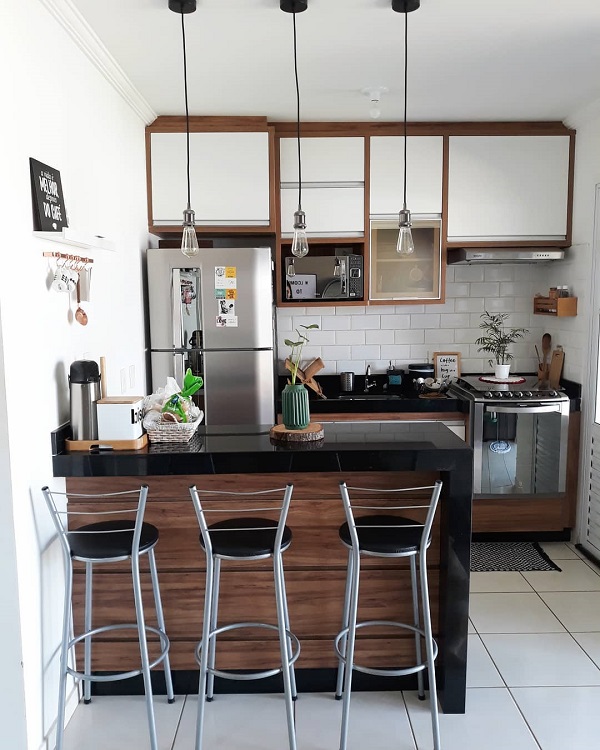 Cozinha americana simples com cadeira alta para bancada e armário pequeno na parede