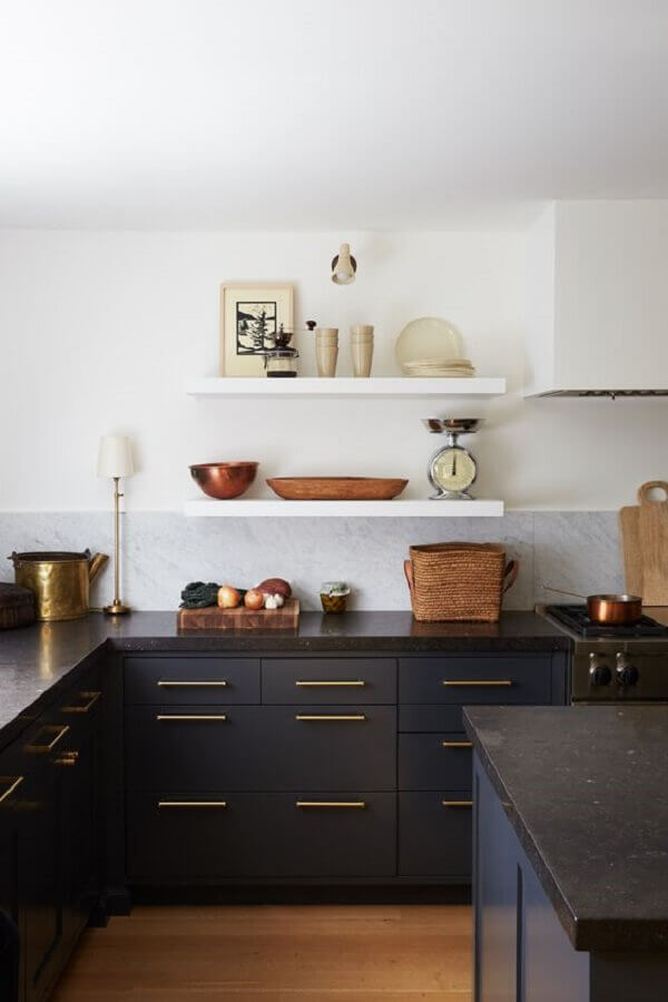 Cozinha com prateleira suspensa decorada com armário cinza planejado Foto Martha Stewart Living