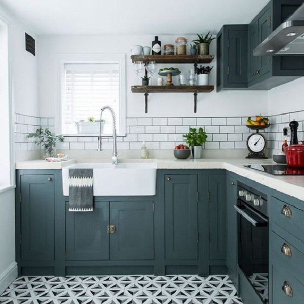 Cozinha moderna com armários de cores frias e bancada neutra