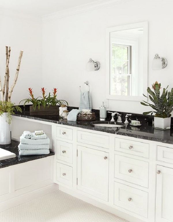 Cozinha planejada com bancada de granito via lactea e armário pequeno branco