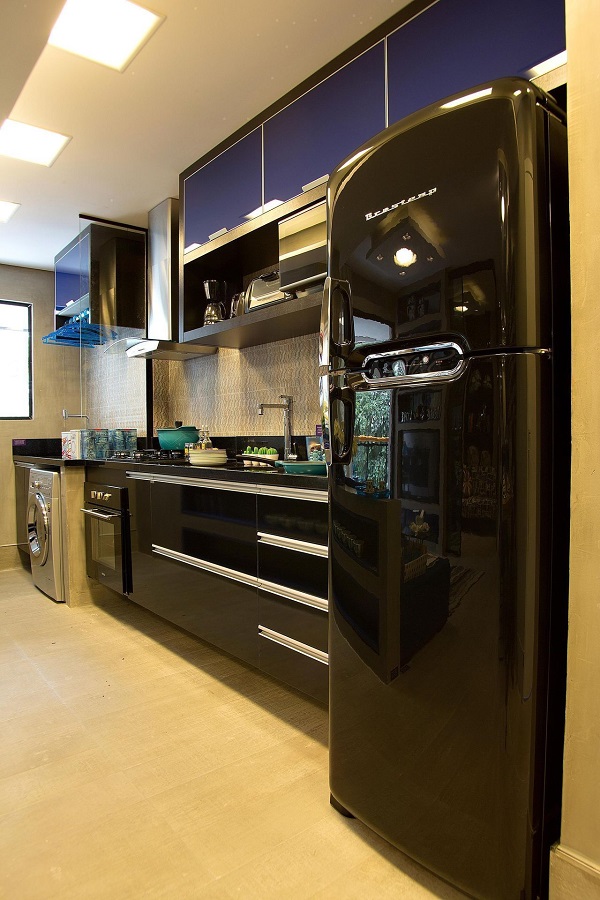 Cozinha planejada com bancada preta e armários pequenos na cor azul e preto 