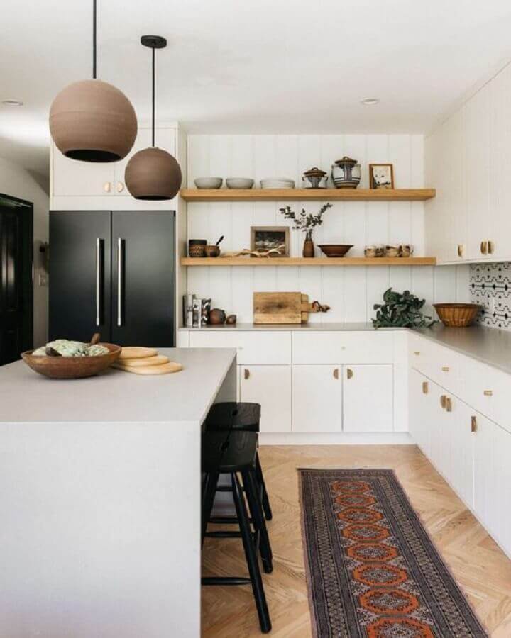 Decoração clean para cozinha com prateleira suspensa e luminária redonda Foto Martha Stewart Living