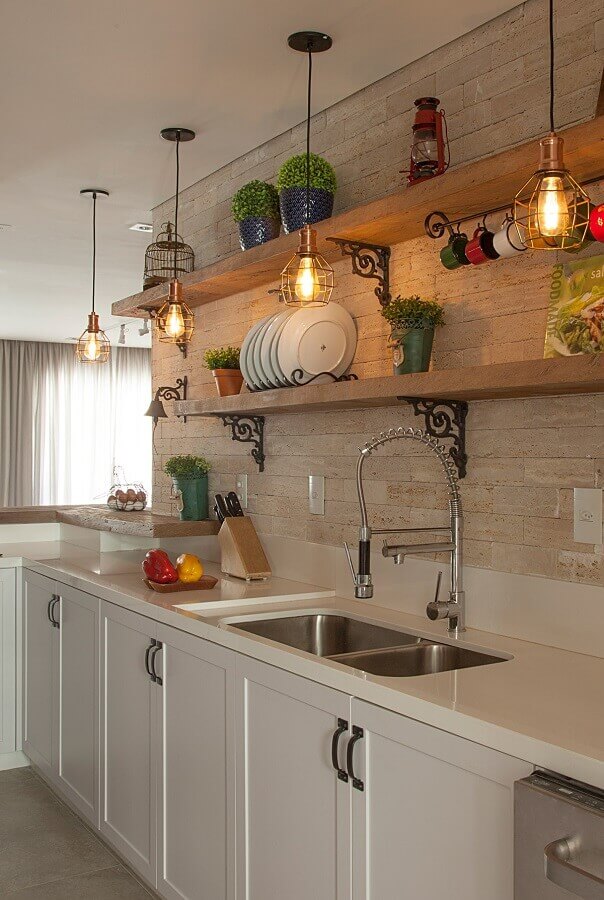Decoração clean para cozinha com prateleiras de madeira e luminária aramada Foto Bruno Moraes Arquitetura