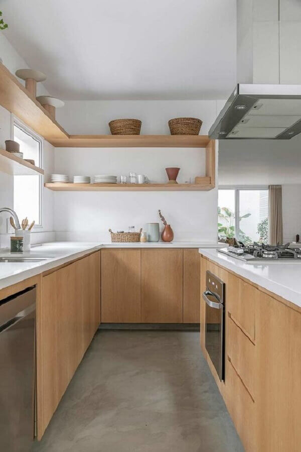 Decoração clean para cozinha planejada com prateleiras de madeira Foto Voa Arquitetura