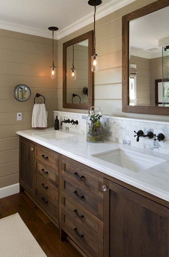 Decoração com espelho para banheiro com moldura de madeira e gabinete rústico Foto Homebnc