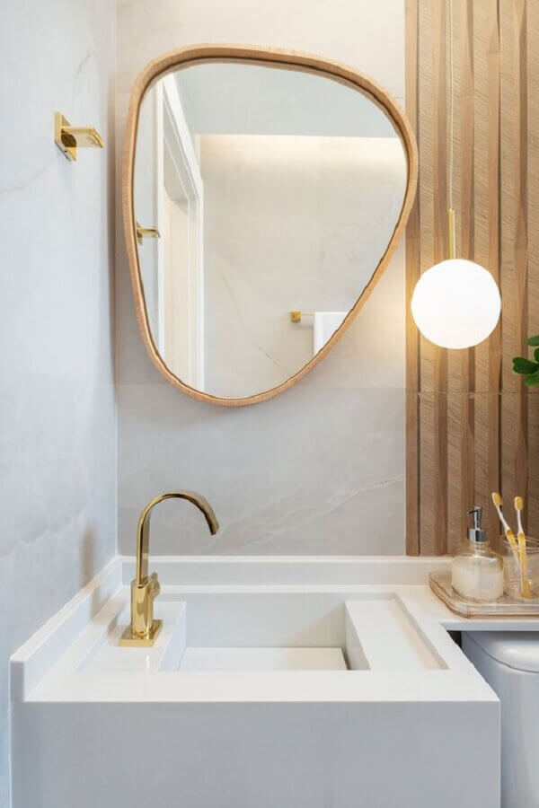 Decoração com modelo diferente de espelho para banheiro com moldura de madeira Foto Rubia M. Vieira Interiores