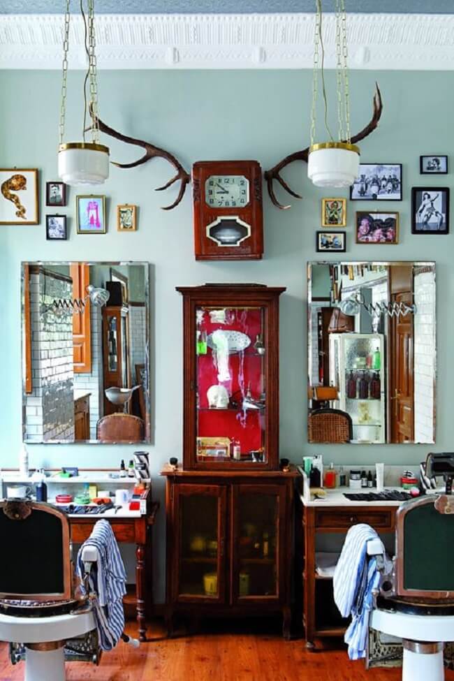 Decoração de barbearia retrô com espelho e bancada de madeira