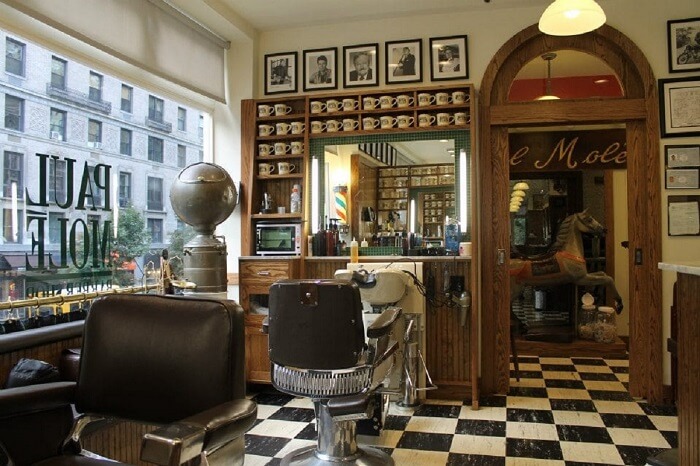 Decoração de barbearia retro com piso xadrez