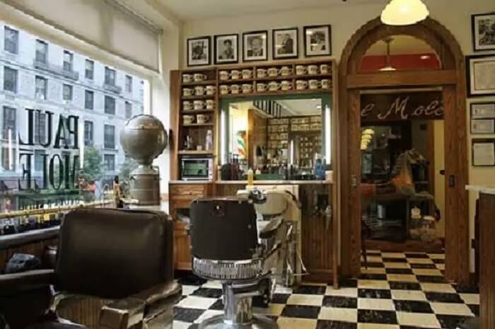 Decoração de barbearia retrô com piso xadrez