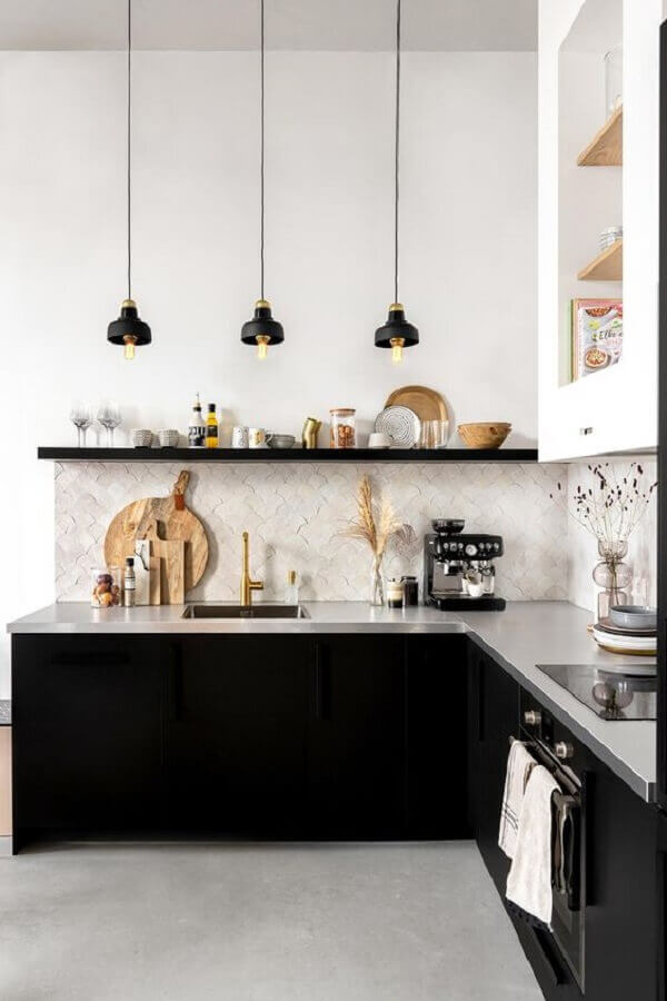 Decoração de cozinha com prateleira suspensa e armário preto planejado Foto Tanja van Hoogdalem