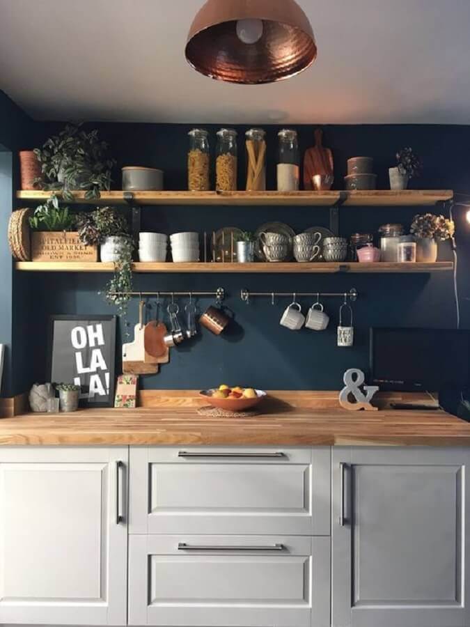 Decoração de cozinha com prateleira suspensa e parede azul