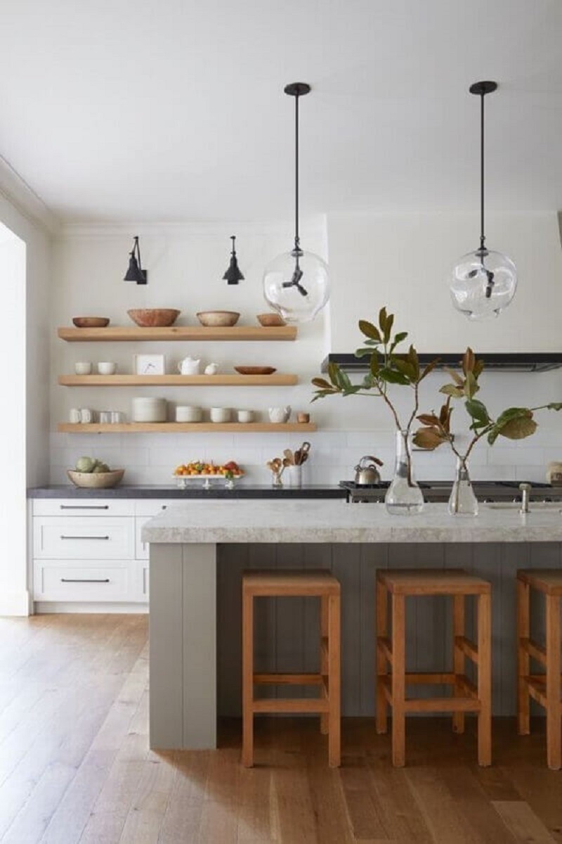 Decoração de cozinha com prateleiras de madeira e ilha gourmet Foto Martha Stewart Living