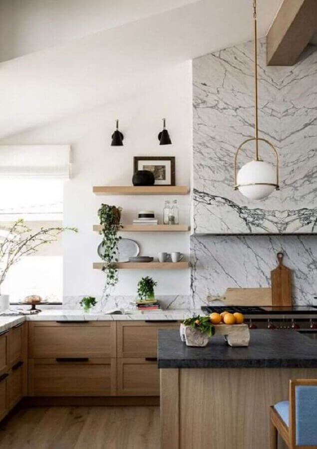 Decoração de cozinha com prateleiras de madeira e revestimento de mármore Foto Martha Stewart Living