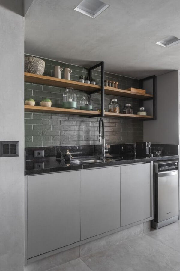 Decoração estilo industrial para cozinha com prateleiras de madeira Foto Casa Vogue