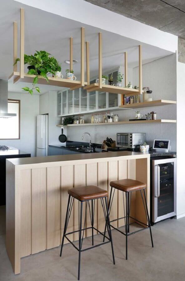 Decoração moderna para cozinha com prateleira suspensa Foto Doma Arquitetura