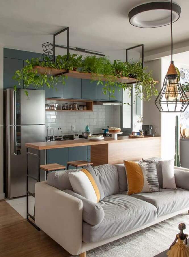 Decoração moderna para cozinha com prateleira suspensa integrada com sala de estar Foto Tesak Arquitetura