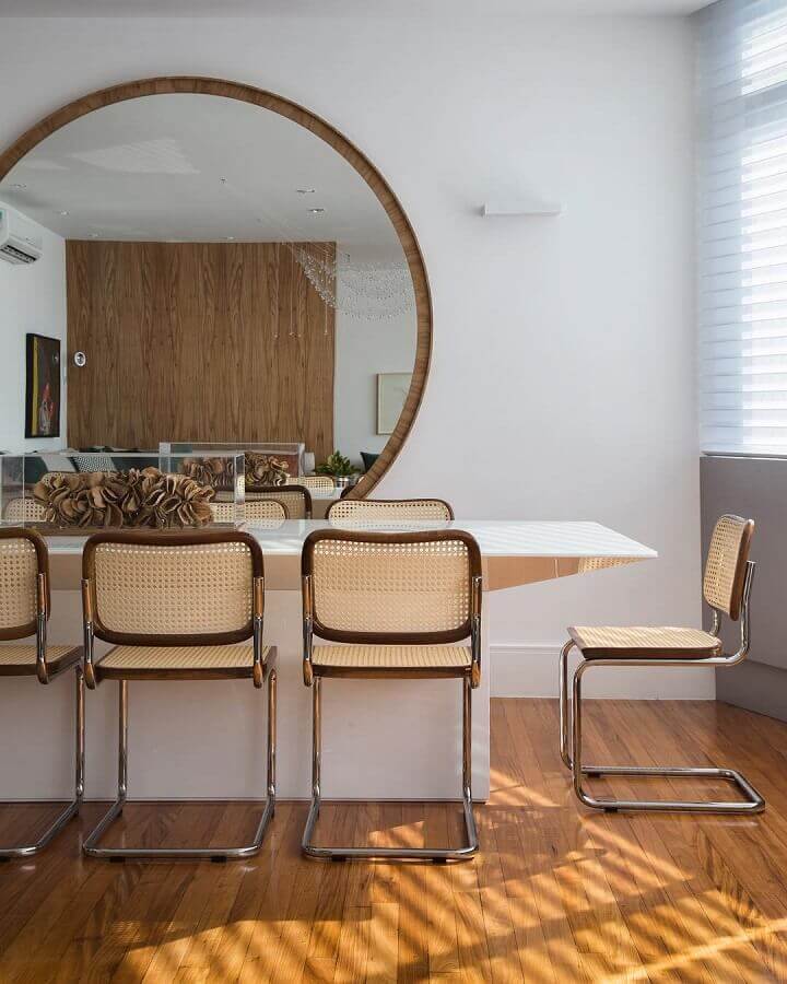 Decoração moderna para sala de jantar com espelho redondo com moldura de madeira Foto Babi Teixeira