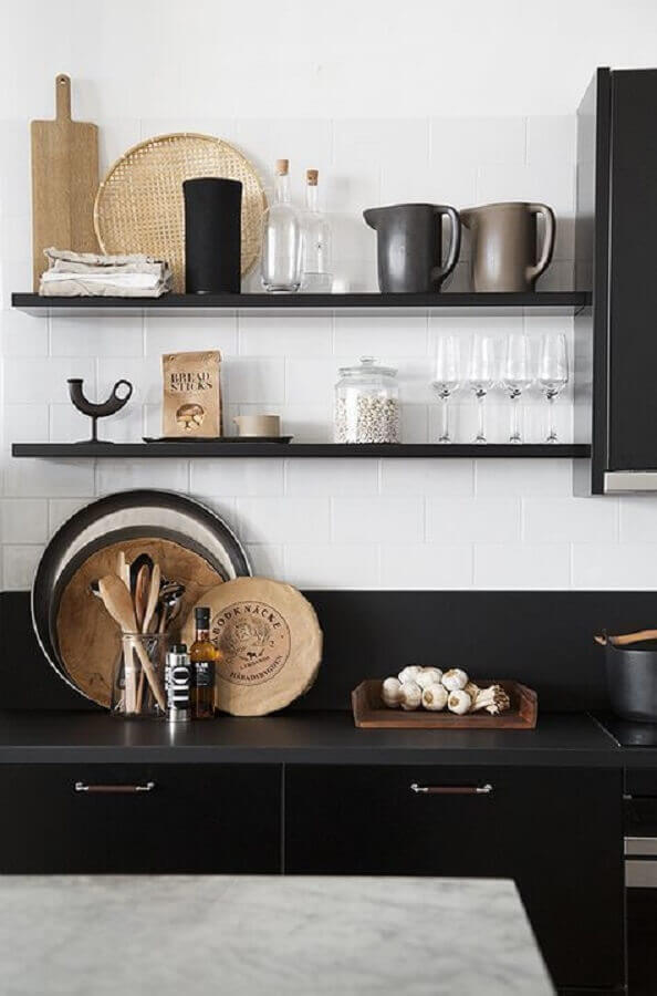 Decoração preta e branca para cozinha com prateleira suspensa Foto Martha Stewart Living