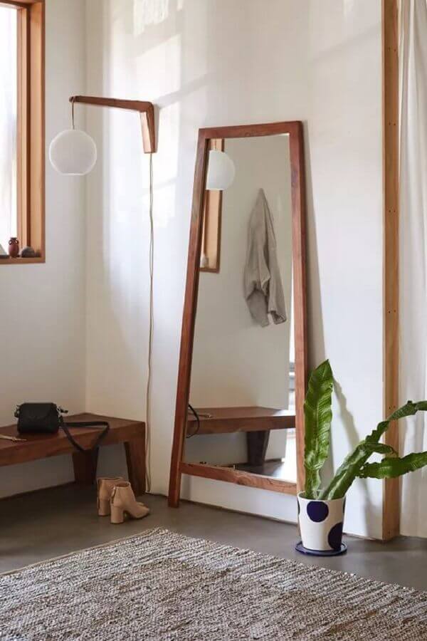 Decoração simples com espelho grande com moldura de madeira Foto Urban Outfitters