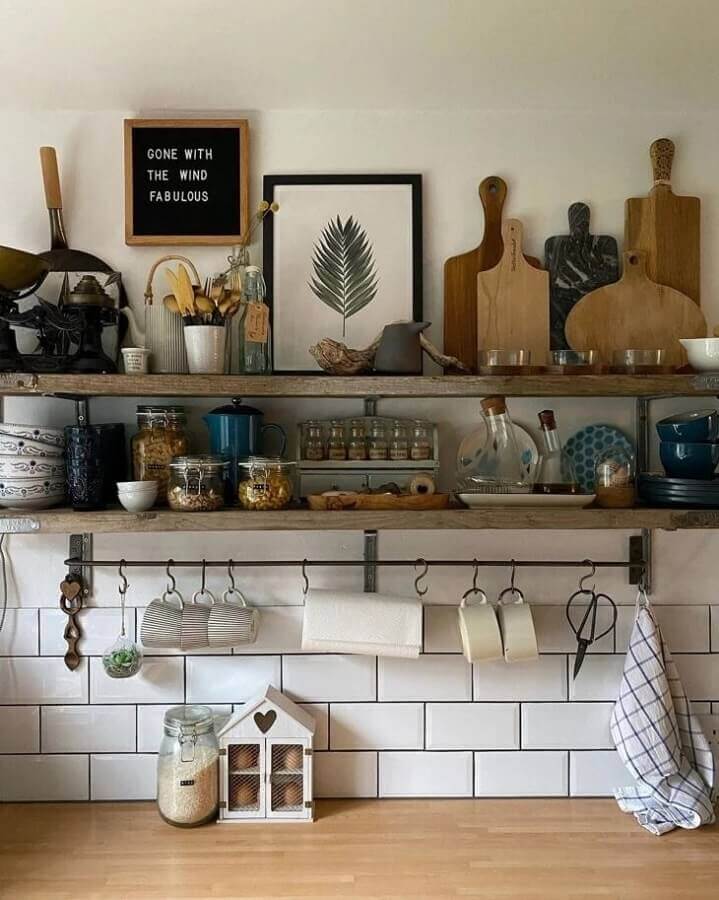 Decoração simples de cozinha com prateleiras de madeira Foto Lucinda Mitra