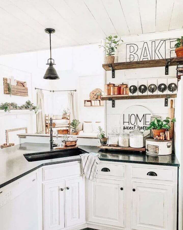 Decoração simples em cores claras para cozinha pequena com prateleiras Foto Caroline Bivens