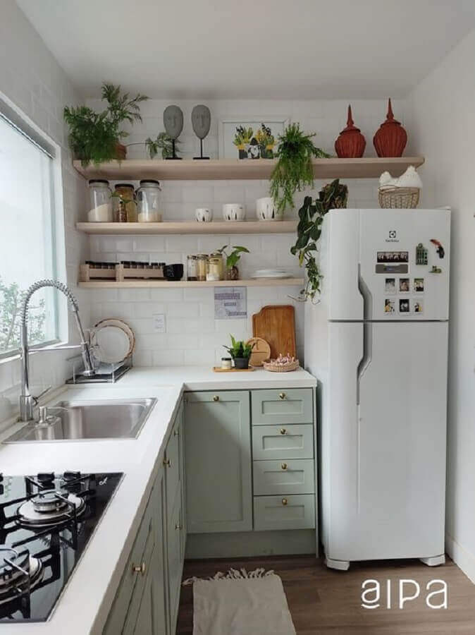 Decoração simples para cozinha pequena com prateleiras suspensas Foto Aipa Arquitetura & Interiores