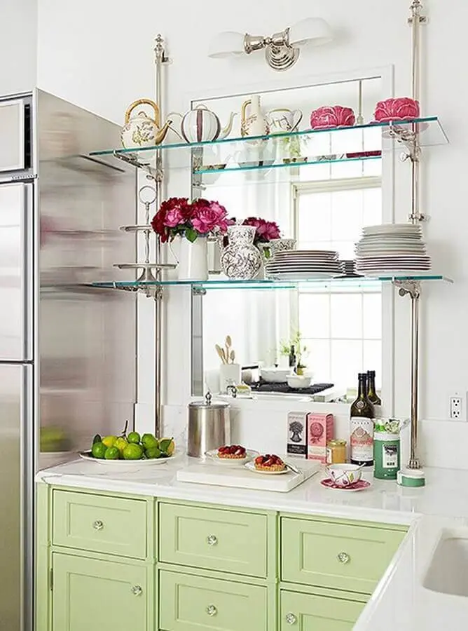 Decoração de cozinha com prateleiras de vidro e armário verde claro Foto Homedit