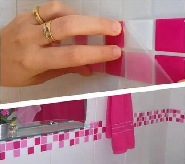 Detalhe de aplicação da faixa decorativa para banheiro adesiva